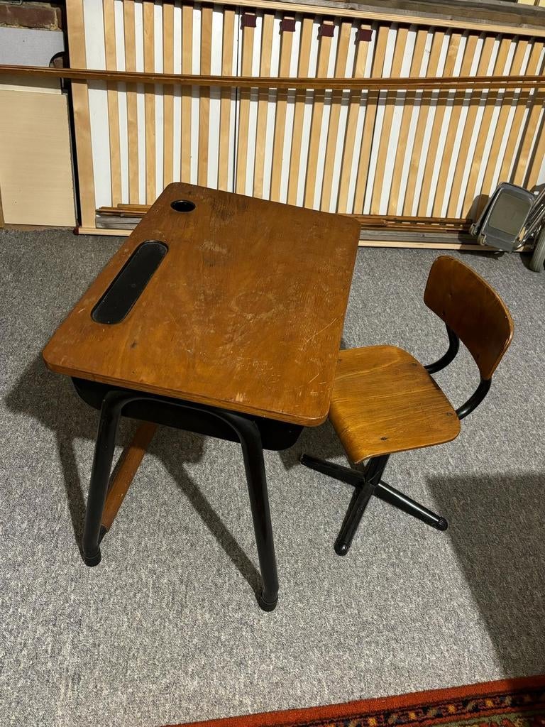 Antiek schoolbankje met stoel de tafel is 61 bij 43 CM hoogt, Kinderen en Baby's, Kinderkamer | Tafels en Stoelen, Ophalen, Gebruikt