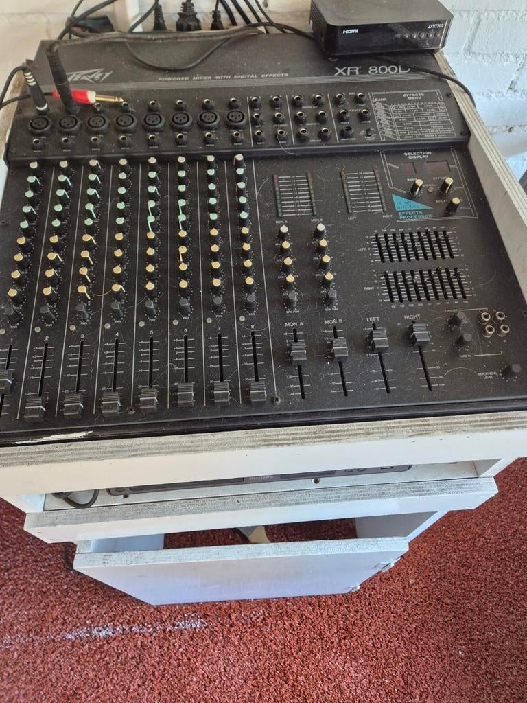Peavey XR 800D Powermixer met digitale effecten, Ophalen of Verzenden, Gebruikt, 10 tot 20 kanalen, Microfooningang