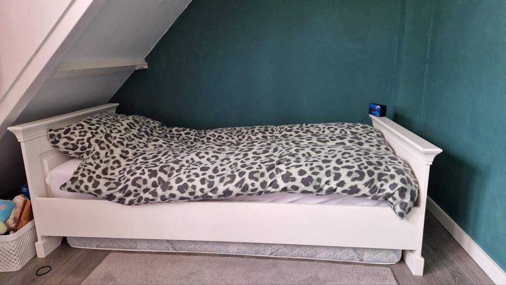 1 persoons (meiden) bed Chateau (incl lattenbodem en matras), Kinderen en Baby's, Kinderkamer | Bedden, Ophalen of Verzenden, Zo goed als nieuw