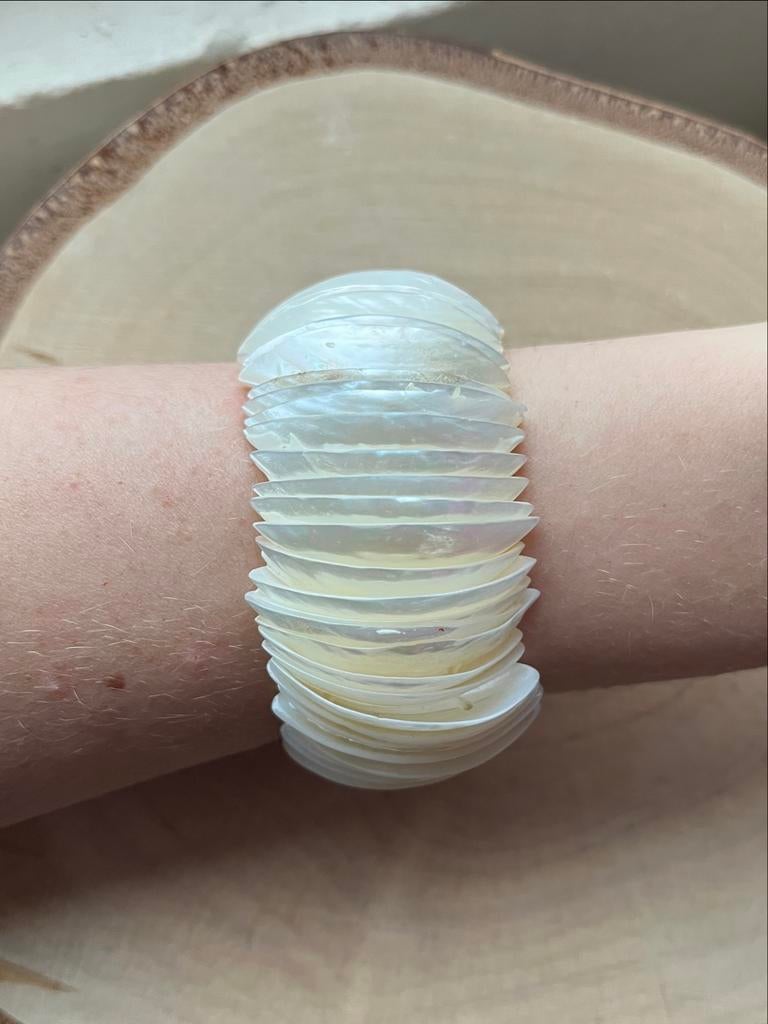 Witte parelmoer Schelpen Armband, Sieraden, Tassen en Uiterlijk, Armbanden, Ophalen of Verzenden, Zo goed als nieuw, Wit, Overige materialen