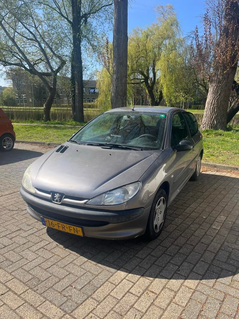Peugeot 206 1.4 3D 2000 Grijs, Voorwielaandrijving, 15 km/l, 31 €/maand, 4 cilinders