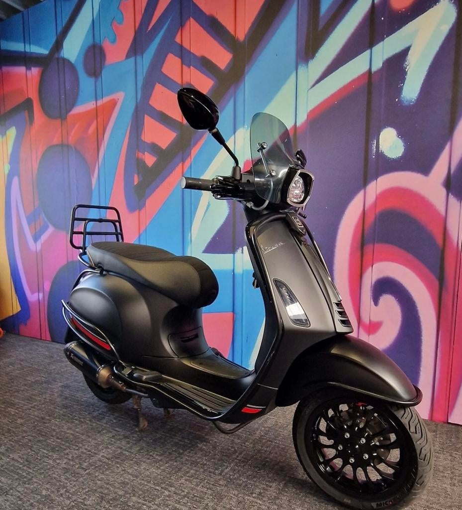 Zeer mooie Vespa Sprint I-get Notte Custom ‘22 VOLL Nwpr €7k, Fietsen en Brommers, Scooters | Vespa, Ophalen, Zo goed als nieuw