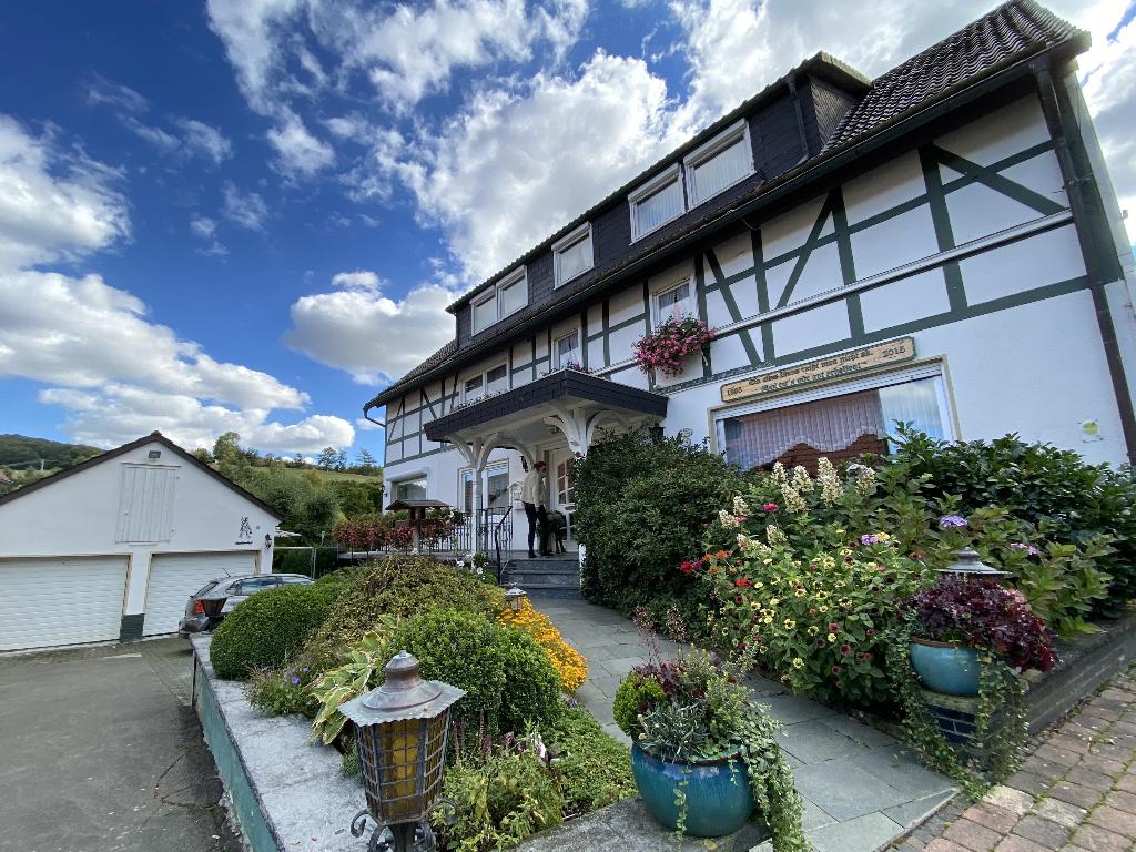 Huis te koop met vakantiewoning en logeerkamer (Sauerland/D), 1000 tot 1500 m², 20 kamers, Vrijstaande woning, Verkoop zonder makelaar