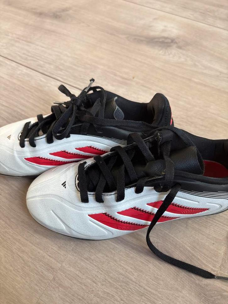Voetbalschoenen maat 33 - Wit/Rood/Zwart, Sport en Fitness, Voetbal, Gebruikt, Schoenen, Ophalen of Verzenden