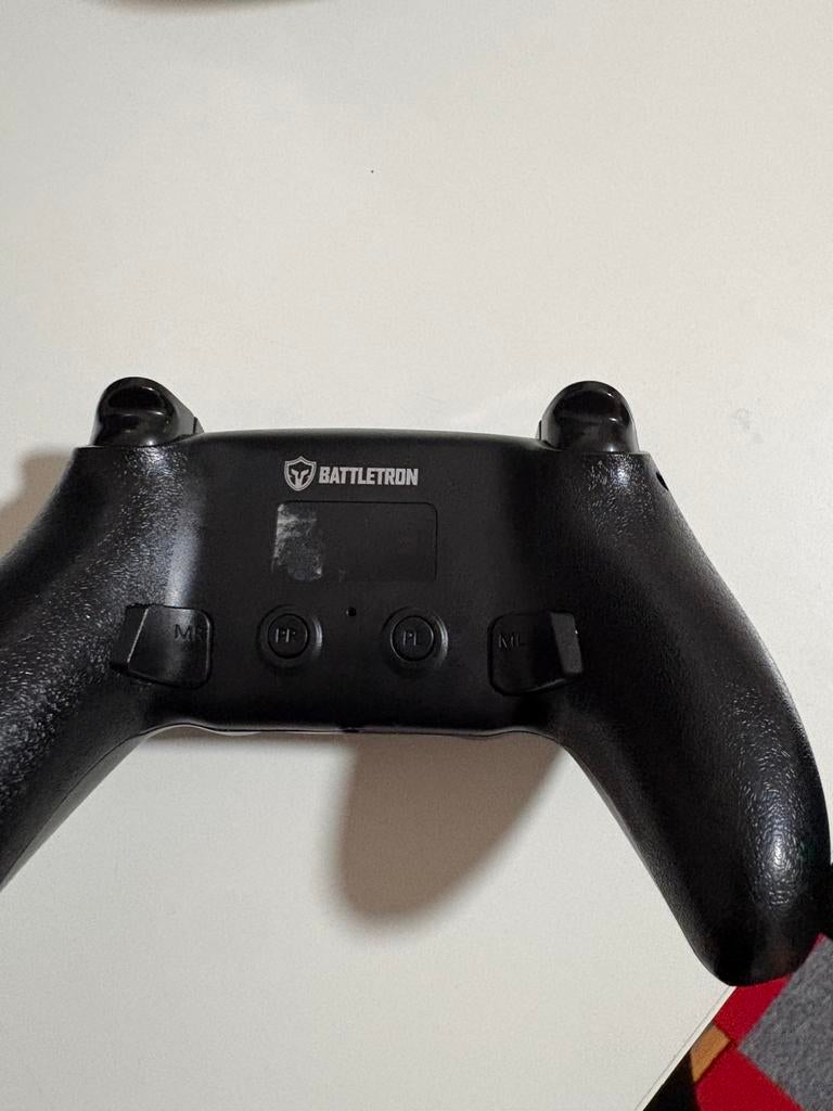 ps4 met controler der bij en een controler oplader, Spelcomputers en Games, Spelcomputers | Sony PlayStation Consoles | Accessoires