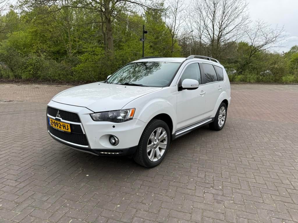 Mitsubishi Outlander 2.4 4WD 2010 Wit, Auto's, Mitsubishi, Stof, Outlander, Zwart, 4 cilinders