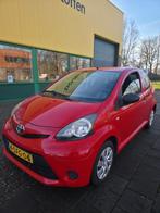 Toyota Aygo 1.0 12V Vvt-i 3DRS MMT 2013 Rood, Auto's, Toyota, Voorwielaandrijving, 4 stoelen, Origineel Nederlands, Handgeschakeld