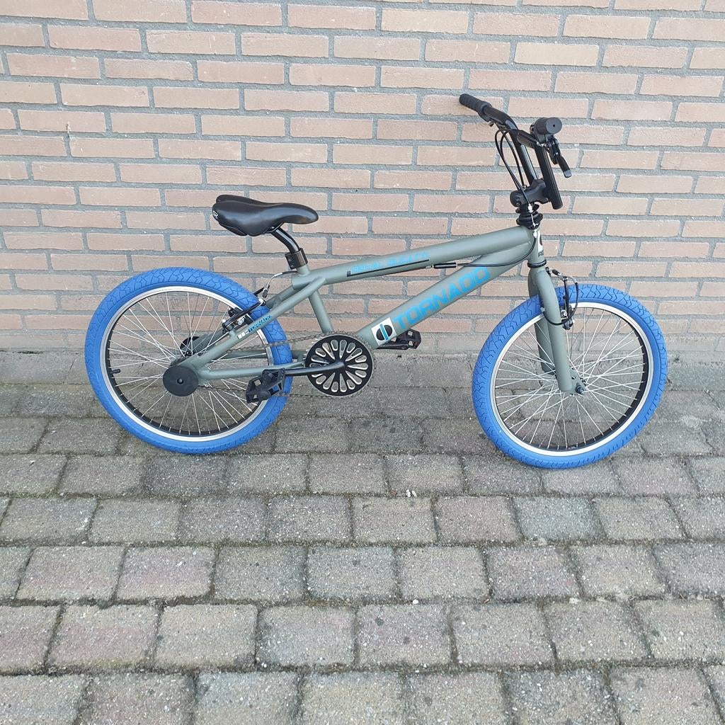 Nieuwe Bmx met 4 stuntstepjes, Fietsen en Brommers, Fietsen | Crossfietsen en BMX, Ophalen, Nieuw