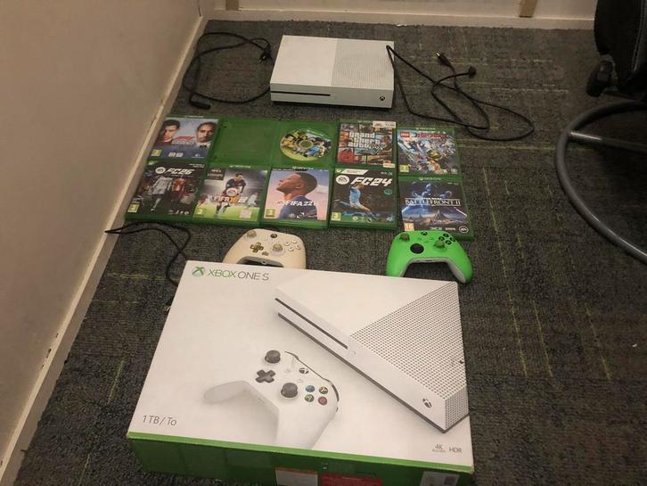 Xbox one S 1TB met spellen en 2 controlers, Spelcomputers en Games, Spelcomputers | Xbox One, Gebruikt, Xbox One S, 1 TB, Met 2 controllers