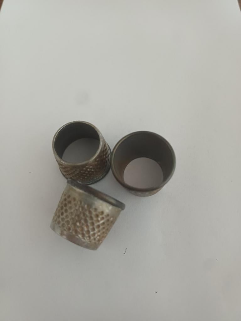 Drie metalen kleermakers vingerhoeden, Ophalen of Verzenden, Gebruikt