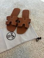 Hermes slippers, Ophalen of Verzenden, Zo goed als nieuw, Bruin, Overige materialen