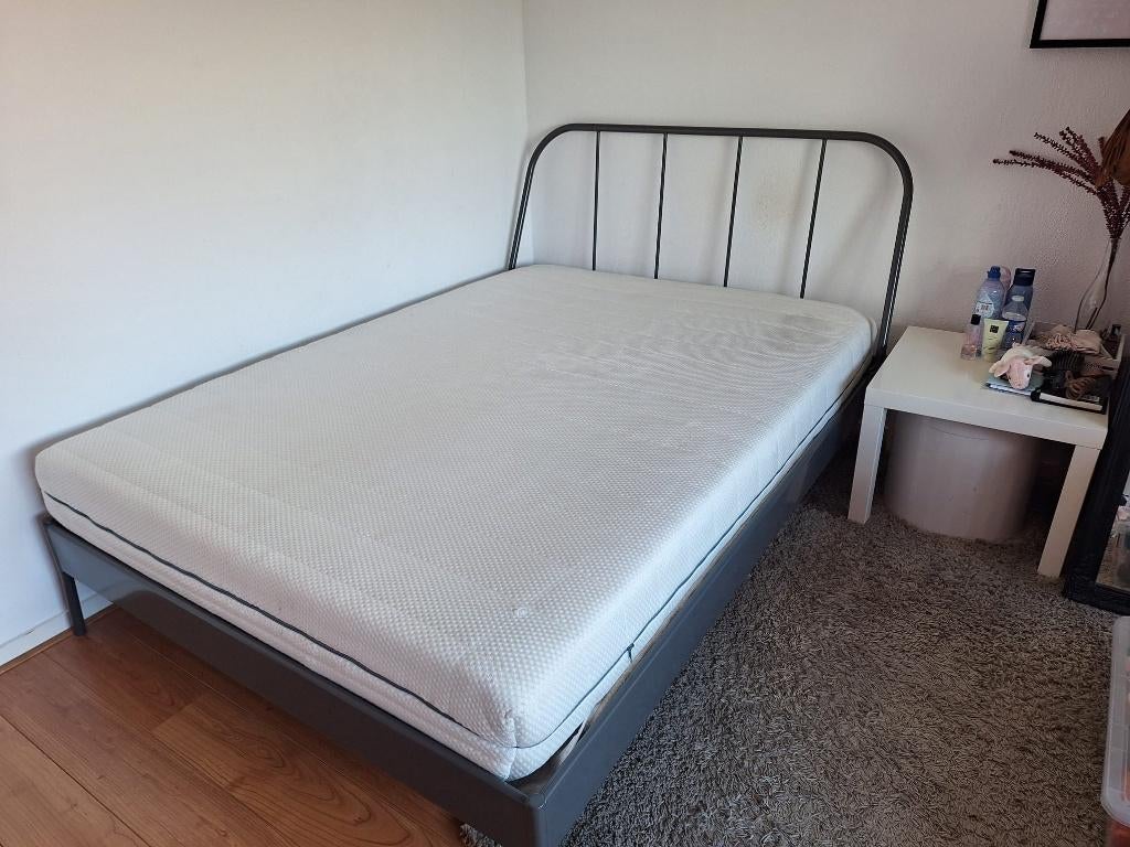 Bed 140 x 200 incl. tafeltje, Gebruikt, Tweepersoons, 200 cm, Metaal