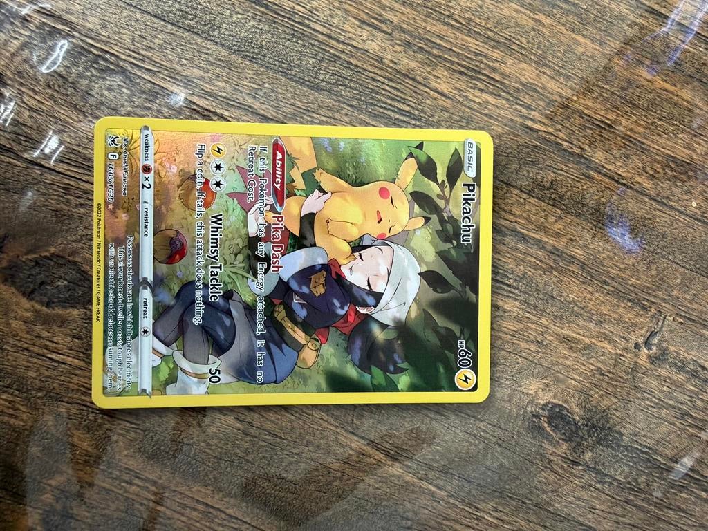 Pikachu TG05/TG30 Trainer Gallery Pokémon Kaart, Ophalen of Verzenden, Zo goed als nieuw, Losse kaart, Foil