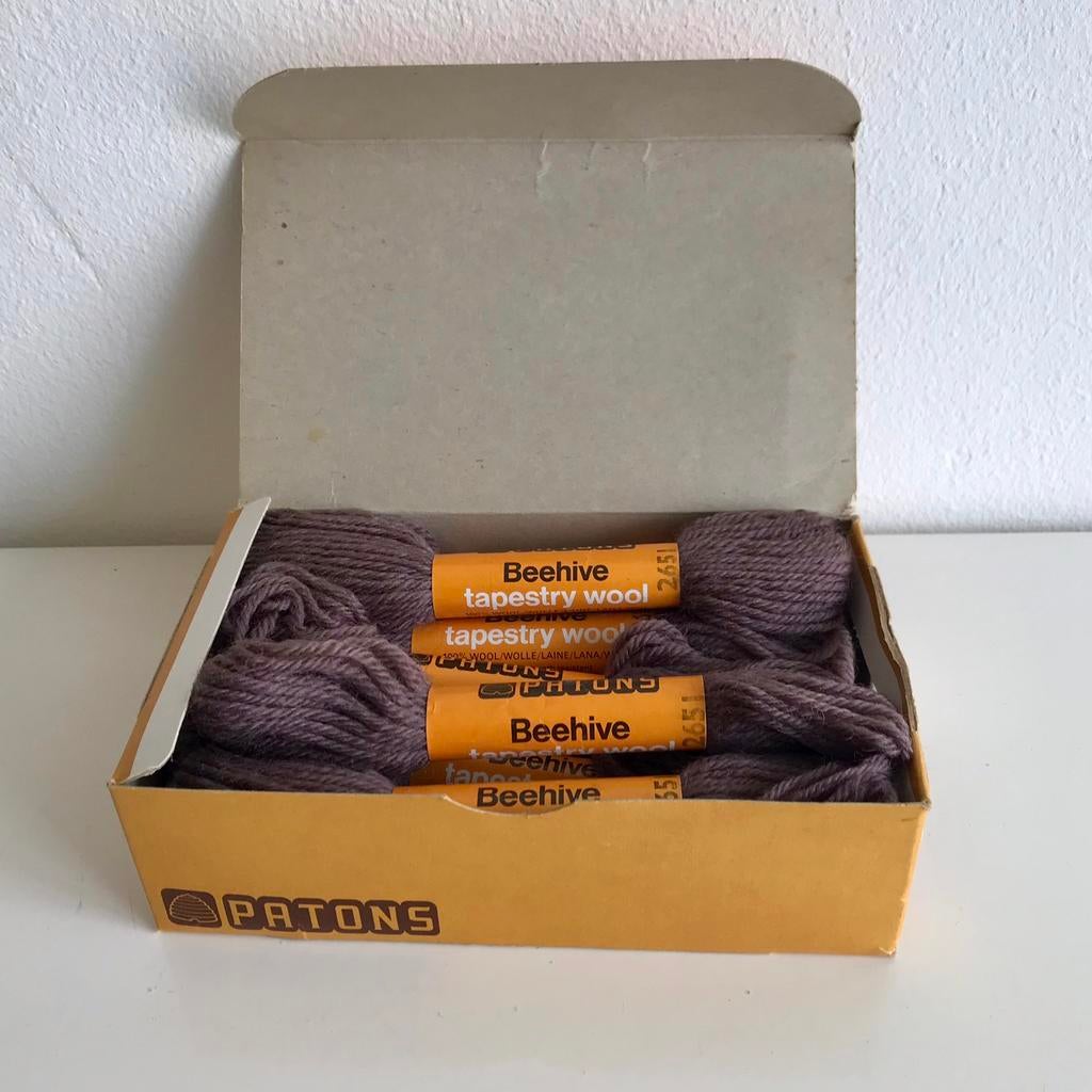 Borduurwol Patons Beehive, kleur 2651, originele doos, Ophalen of Verzenden, Nieuw, Handborduren, Borduurgaren of Zijde