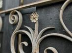 Oud smeedijzeren sierwerk hek sober sleets imperfect, Ophalen