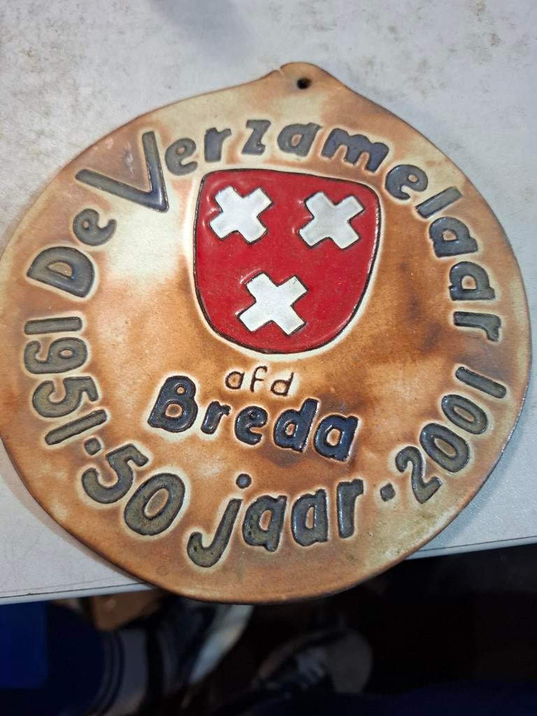 Keramiek wandbord "De Verzamelaar" afd Breda 1951-2001, Ophalen of Verzenden