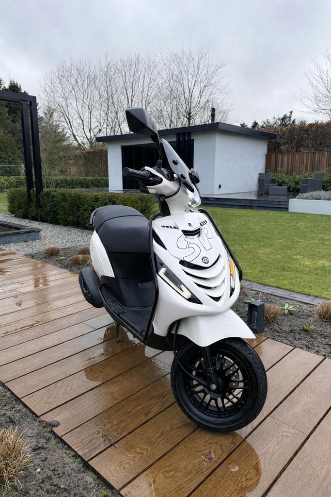 Piaggo zip 2020 model iget heel netjes onderhouden, Fietsen en Brommers, Brommeronderdelen | Scooters, Zo goed als nieuw, Piaggio