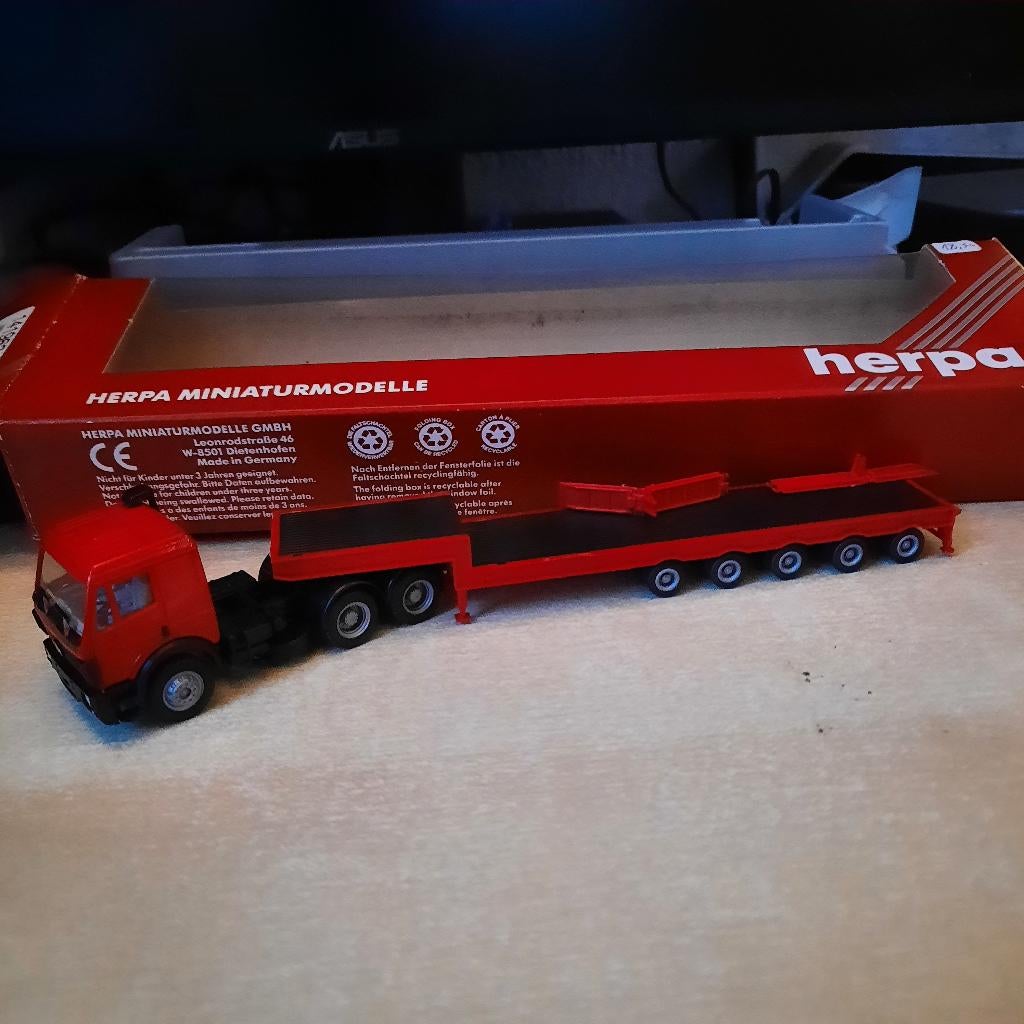 Herpa MB SK dieplader, Hobby en Vrije tijd, Modelauto's | 1:87, Ophalen of Verzenden, Zo goed als nieuw, Bus of Vrachtwagen, Herpa