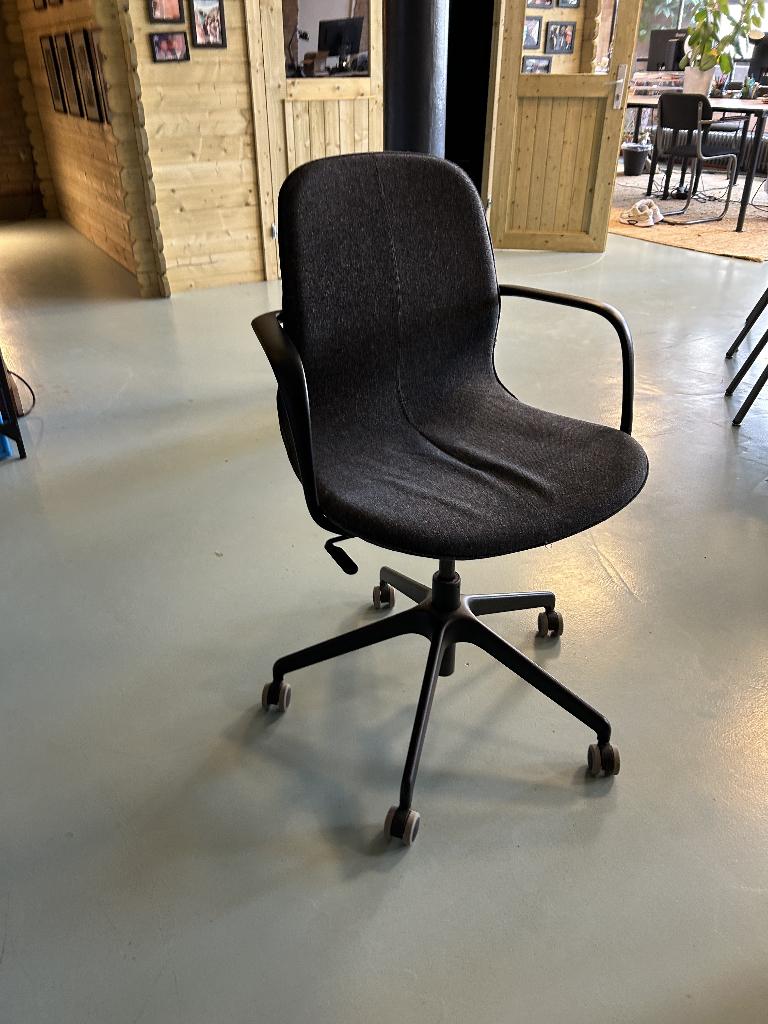 LÅNGFJÄLL vergaderstoel met armleuningen IKEA (2x), Ophalen, Gebruikt, Zwart, Bureaustoel