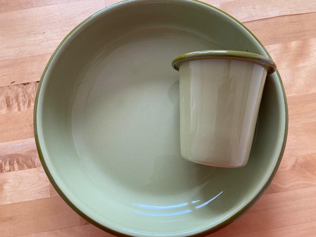 Emaille Bord en beker olijfgroen zgan, Overige materialen, Ophalen of Verzenden, Zo goed als nieuw, Bord(en)
