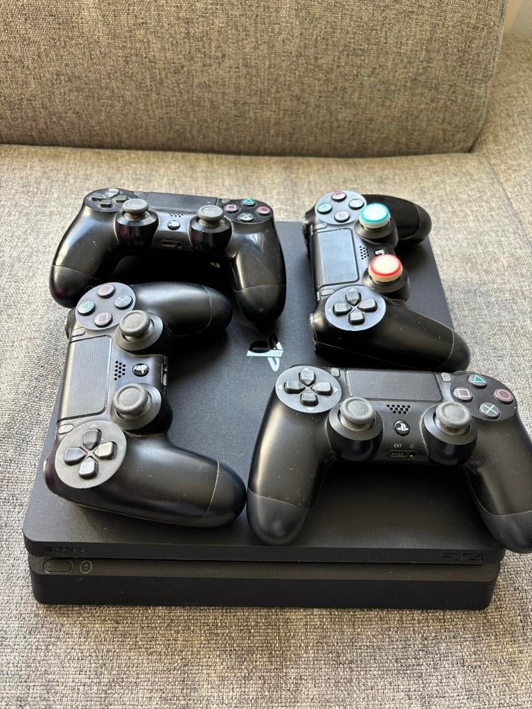PlayStation 4 Slim 1TB (1000GB) met 4 controllers en games, Gebruikt, Overige genres, Ophalen of Verzenden, Eén computer
