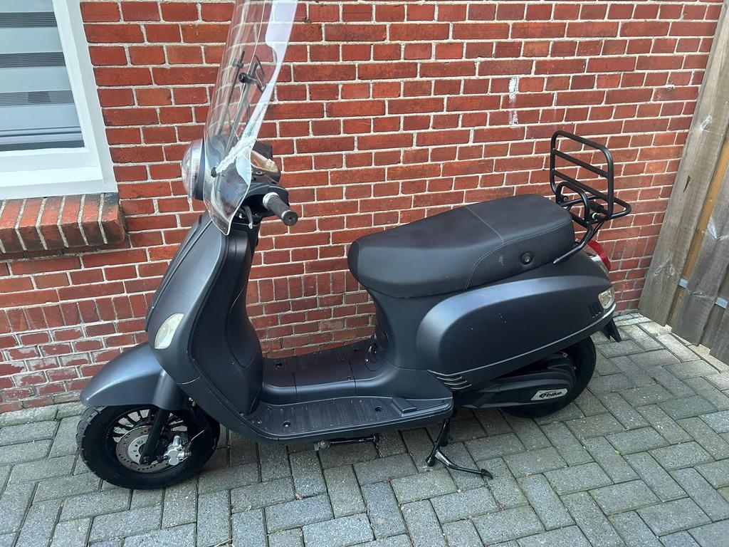 Elektrische scooter, vespa look, Omgebouwd!, Ophalen, Gebruikt, Benzine