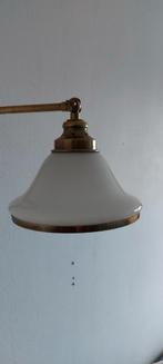 Vintage messing wandlamp met opaline glazen kap, Ophalen, Gebruikt, Glas, Vintage, Klassiek, Retro