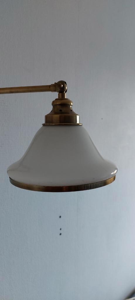 Vintage messing wandlamp met opaline glazen kap, Huis en Inrichting, Lampen | Wandlampen, Gebruikt, Glas, Metaal, Ophalen