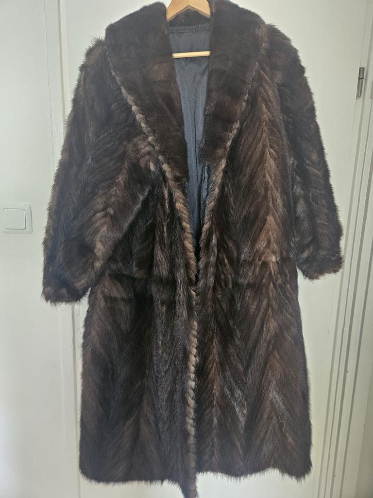 Echte bont jas beuin/zwart hangemaakt ongeveer  rmaat 42, Ophalen of Verzenden, Zo goed als nieuw, Maat 42/44 (L), Zwart
