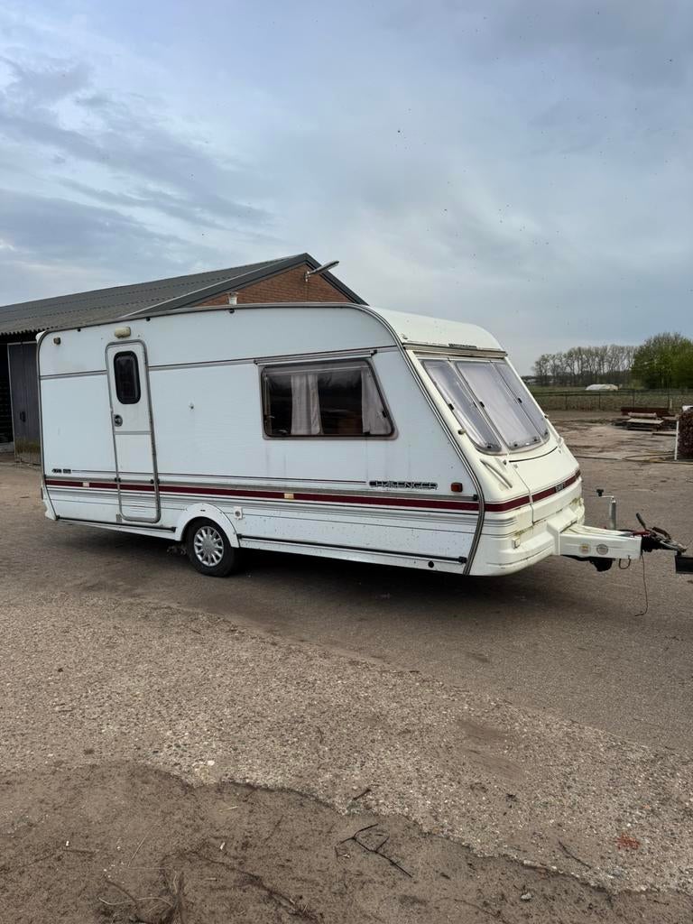 Swift challenger 470 SE caravan incl toebehoren, Caravans en Kamperen, Caravans, Particulier, tot en met 2, 500 - 750 kg, Standaardzit