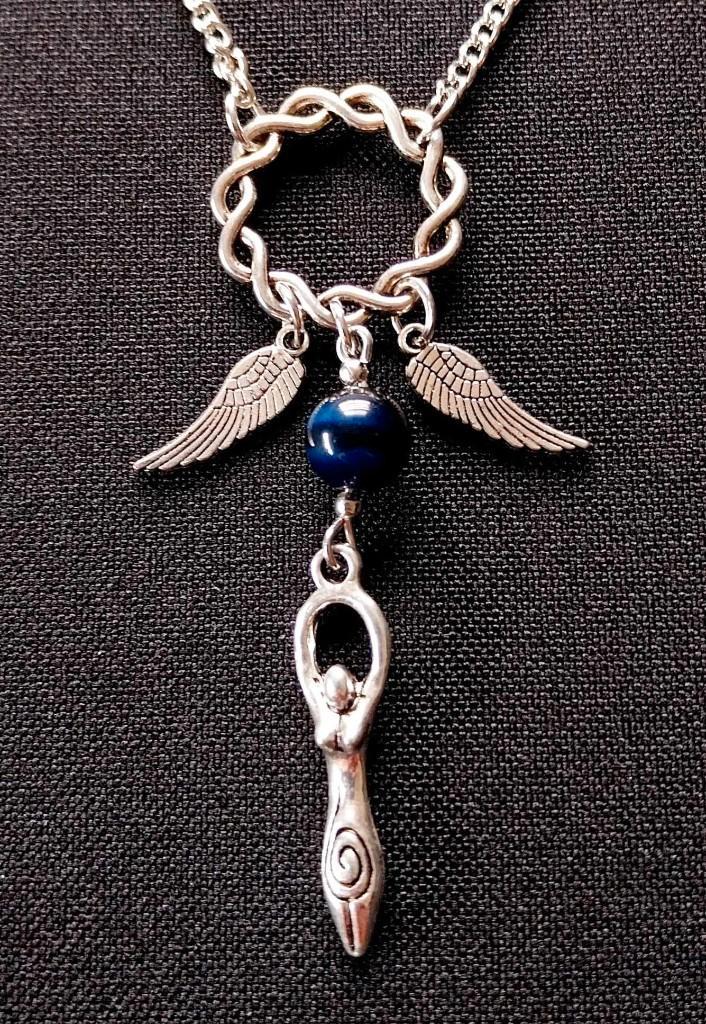 maangodin angel wings blauwe saffier, Sieraden, Tassen en Uiterlijk, Kettinghangers, Nieuw, Steen of Mineraal, Blauw, Met edelsteen