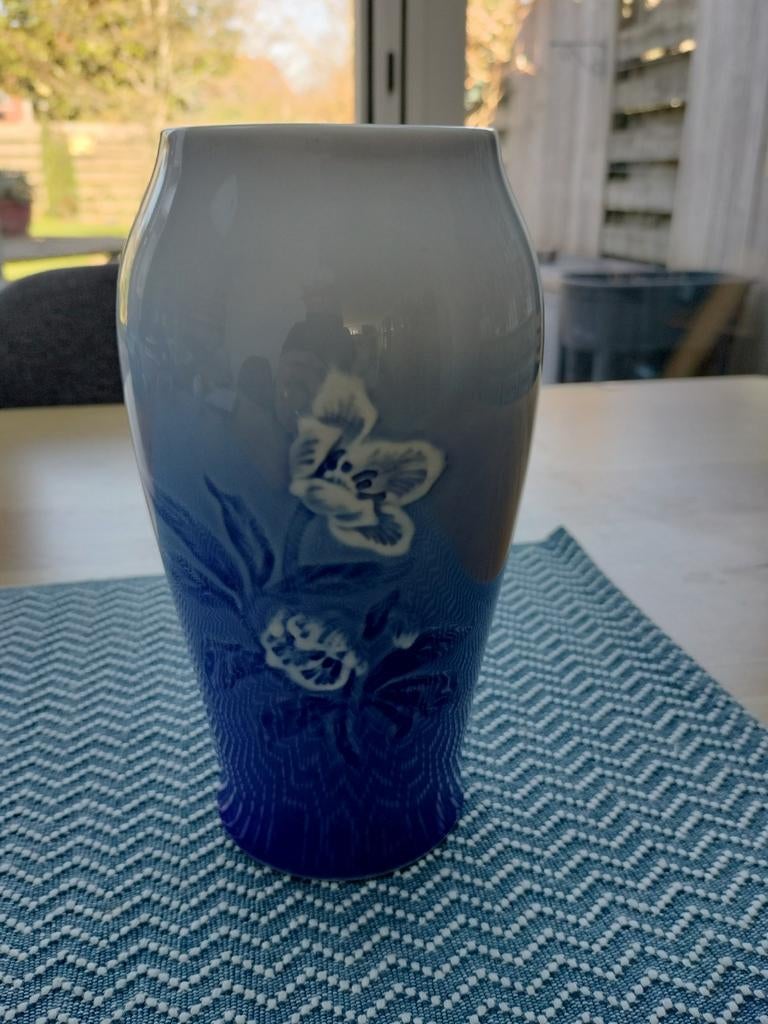 B&G Copenhagen porseleine vaas nr 682 met bloemmotief, Antiek en Kunst, Ophalen of Verzenden