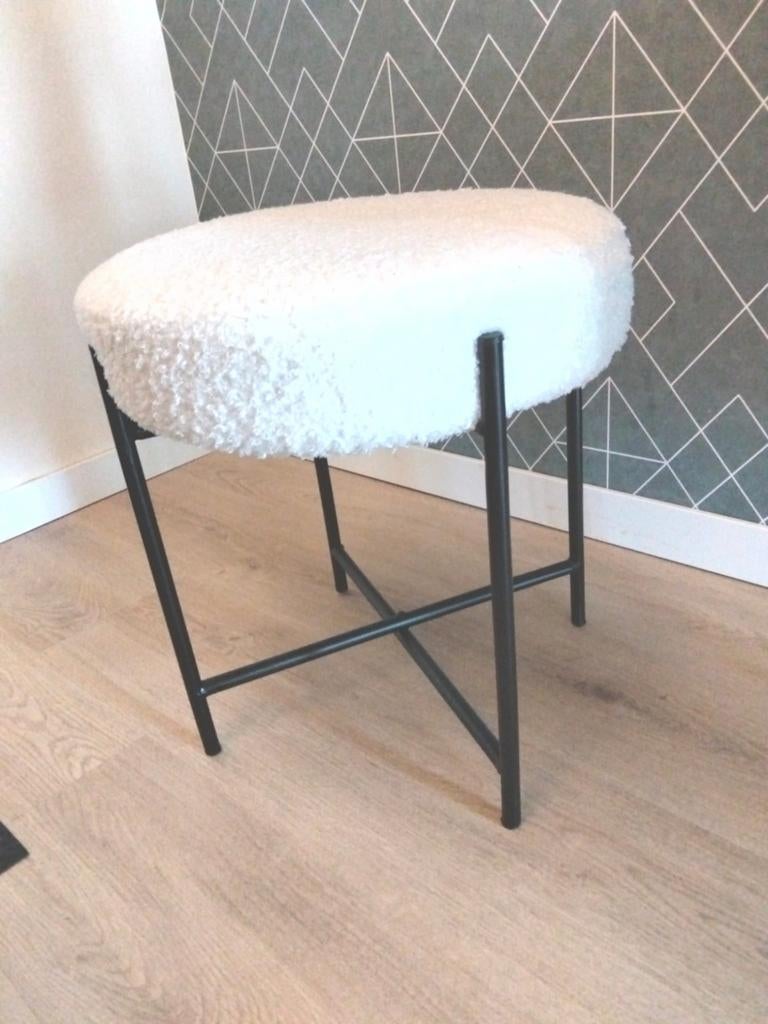 Moderne witte bouclé kruk met metalen onderstel, Huis en Inrichting, Banken | Voetenbanken en Poefen, Ophalen, Minder dan 50 cm