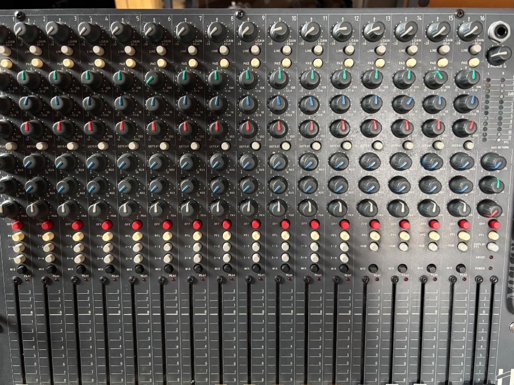 Mengtafel Hill multimix 16-4-2, Ophalen of Verzenden, Gebruikt, 10 tot 20 kanalen, Microfooningang