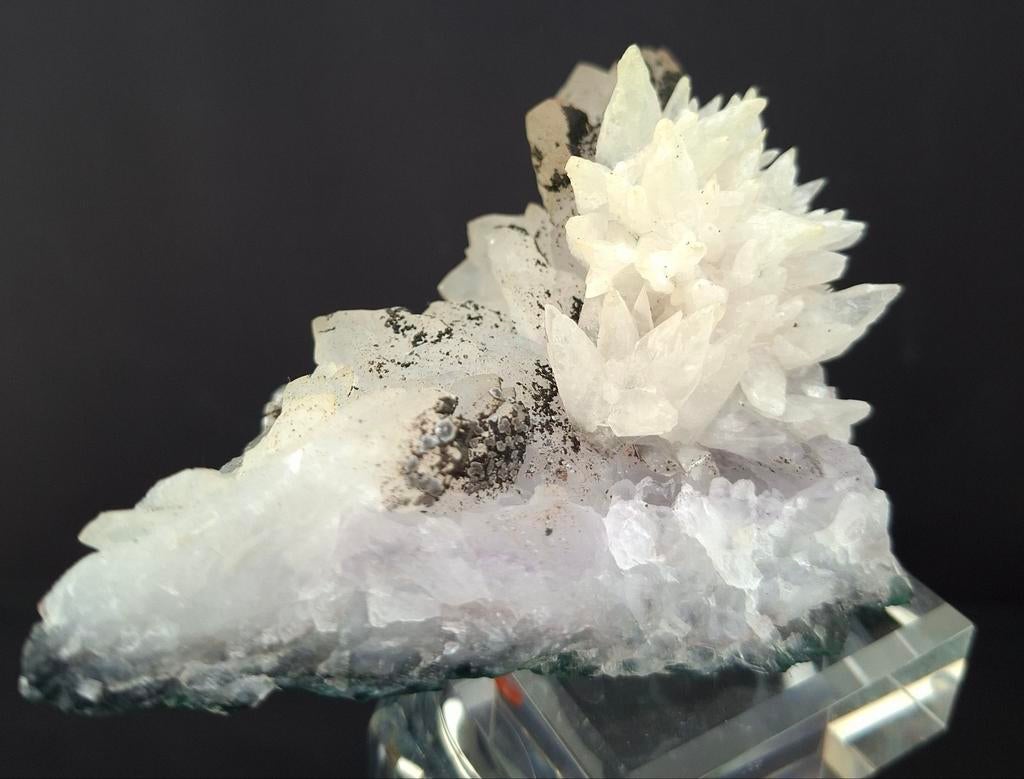 Calciet bloem op amethist, Verzamelen, Mineralen en Fossielen, Ophalen of Verzenden