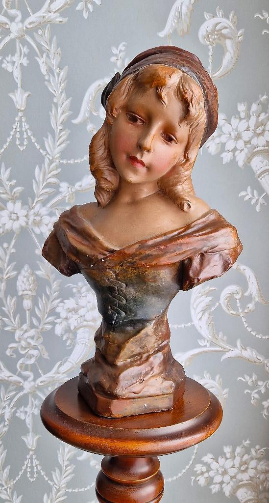 Buste van een jong meisje met een melancholieke uitstraling, Ophalen of Verzenden