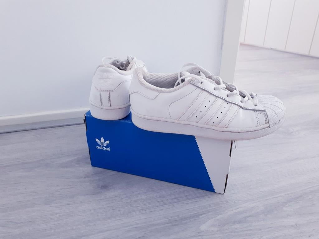 Witte Adidas Superstar sneakers wit superstars Maat 33, Adidas, Ophalen of Verzenden, Zo goed als nieuw, Jongen of Meisje