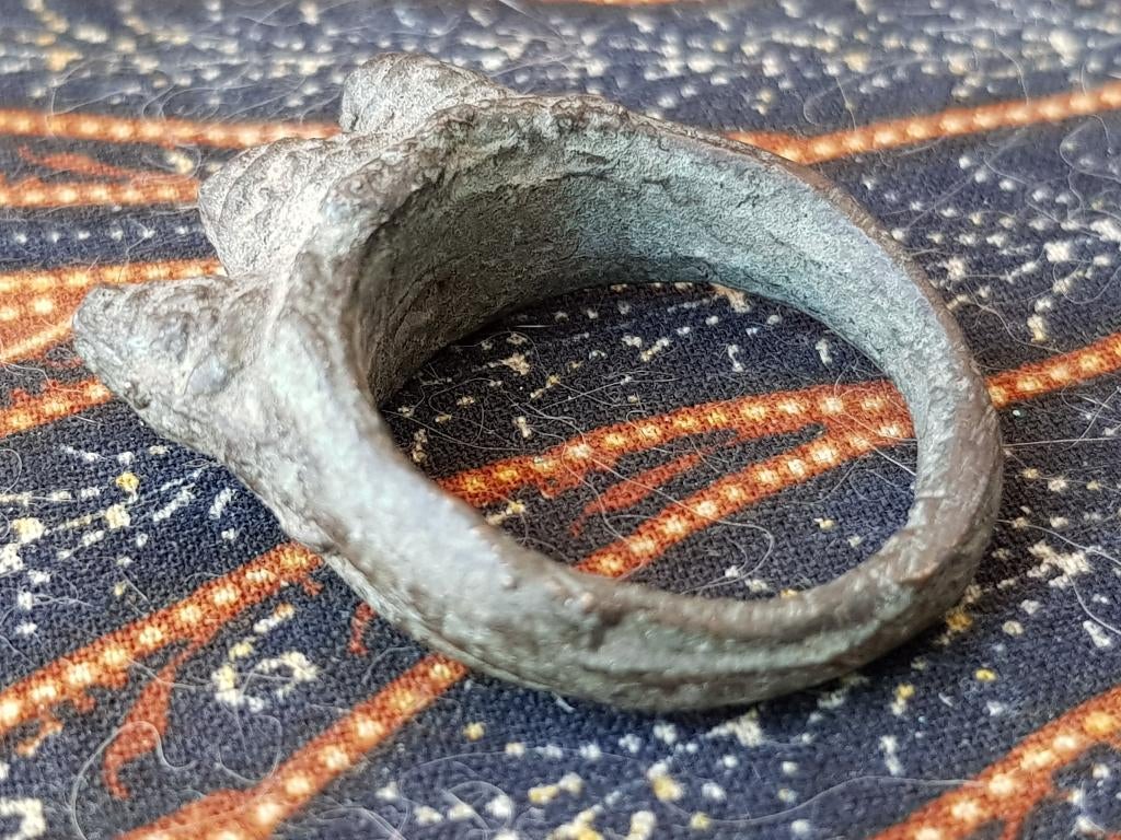 Antieke Oosterse ring van brons met drie stupa's 3,3 cm., Ophalen of Verzenden