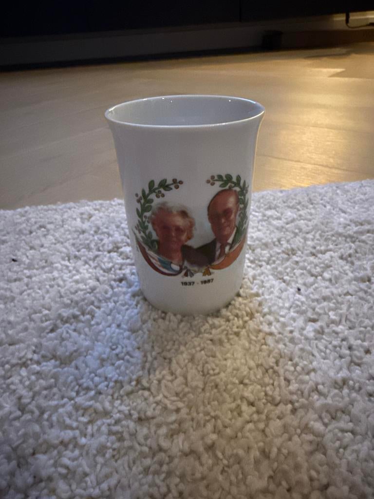 Herdenkingsbeker Juliana en Bernhard 50 jaar huwelijk, Ophalen of Verzenden, Gebruikt, Nederland, Servies