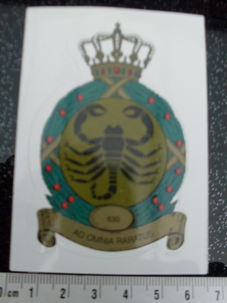 sticker squadron 630 ad omnia raratus logo schorpioen leger, Verzamelen, Verzenden, Zo goed als nieuw, Bedrijf of Vereniging