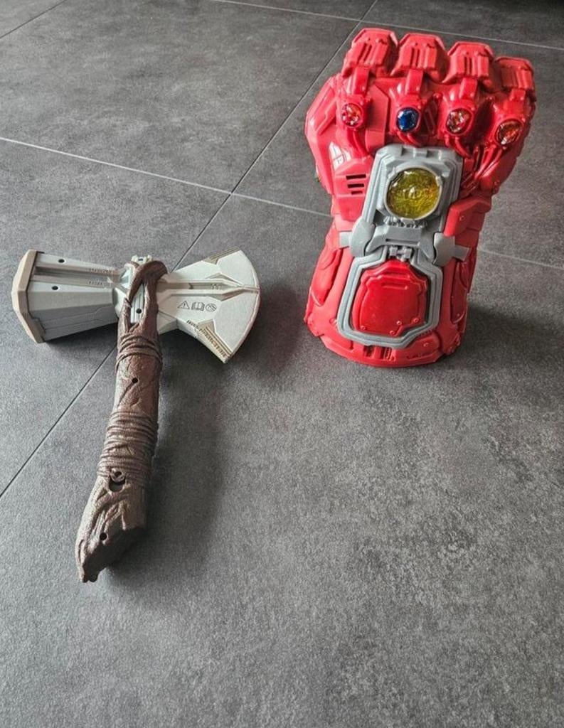 Hamer Thor en Iron man hand (met geluid en lichtjes), Ophalen of Verzenden, Zo goed als nieuw