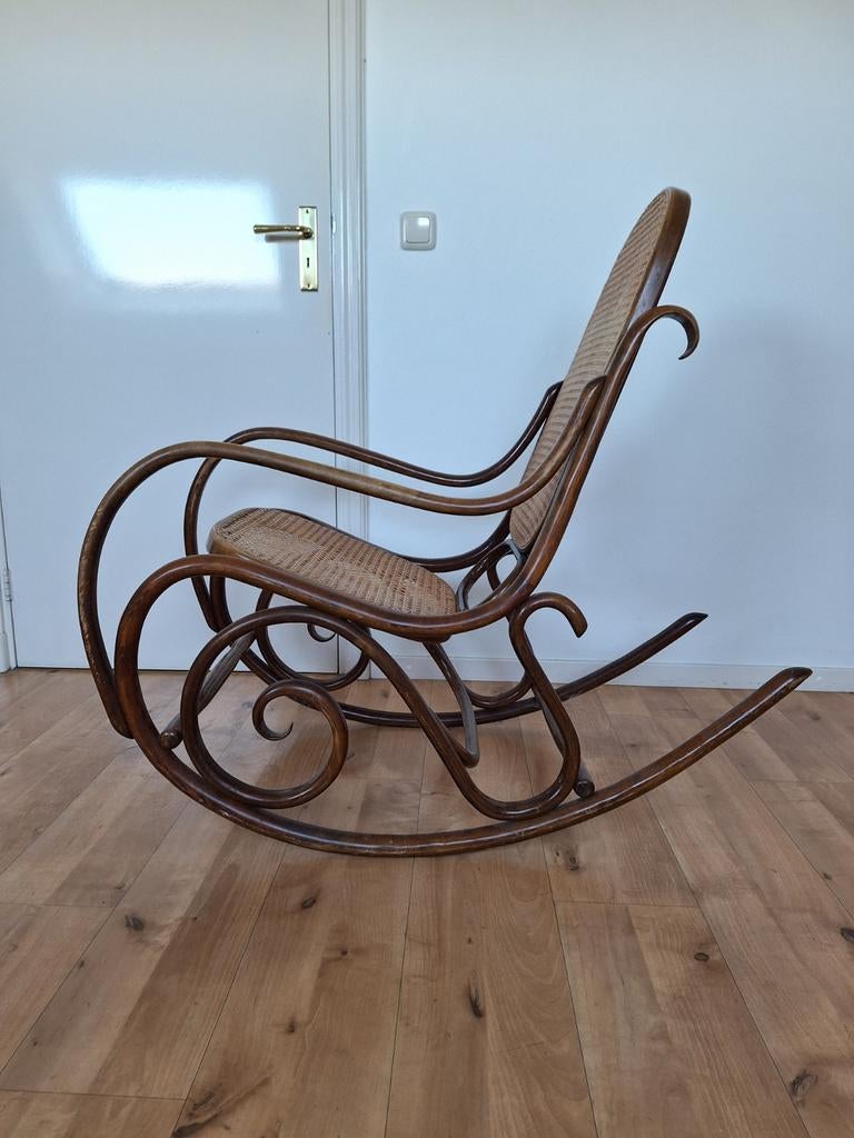 Antieke Thonet schommelstoel met rotan zitting, Antiek en Kunst, Ophalen