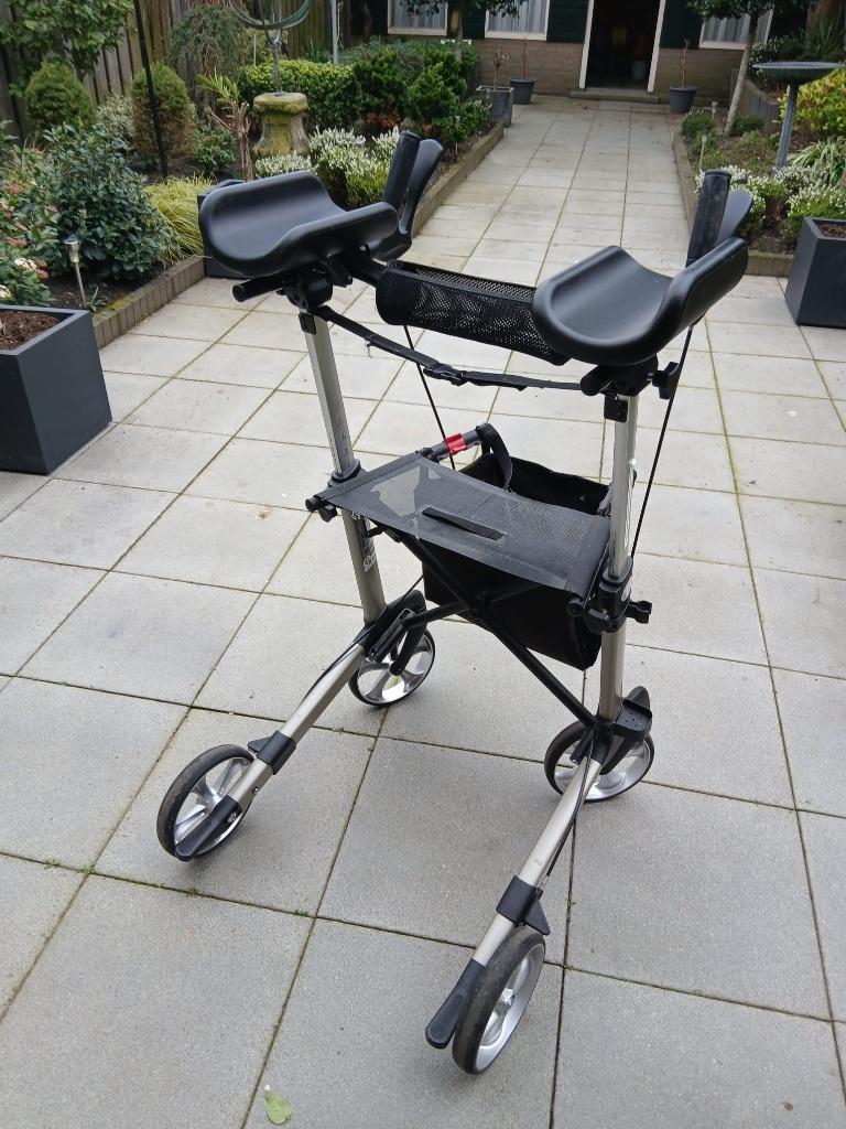 Zeer nette staat: Rehasense Navigator rollator met extra's, Ophalen, Opvouwbaar, Zo goed als nieuw