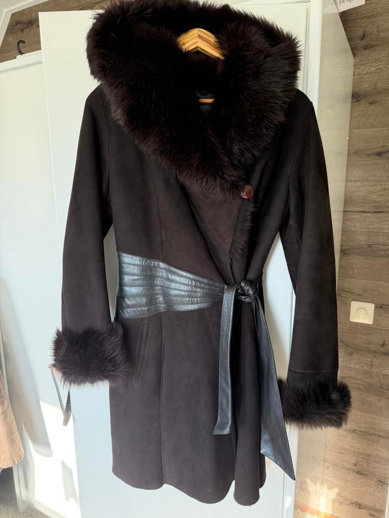 Lammy coat chocolade bruin. Dior model. Maat 38, Ophalen of Verzenden, Zo goed als nieuw, Maat 38/40 (M), Bruin