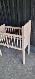 Wieg met matras.  Matras beschermer en 2 hoeslakens, Ophalen, Zo goed als nieuw, Wieg