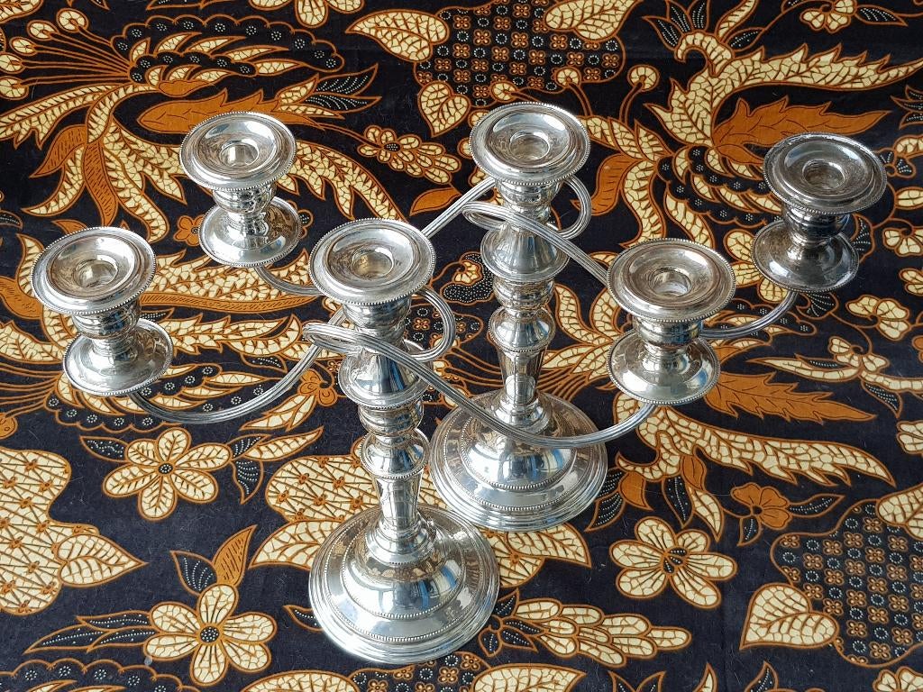 Mooi stel antieke Engelse silverplate drielicht kandelaars.