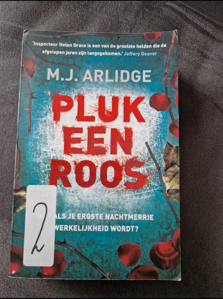 Boek Pluk een roos M.J. Arlidge, Ophalen of Verzenden, Zo goed als nieuw, M.J. Arlidge