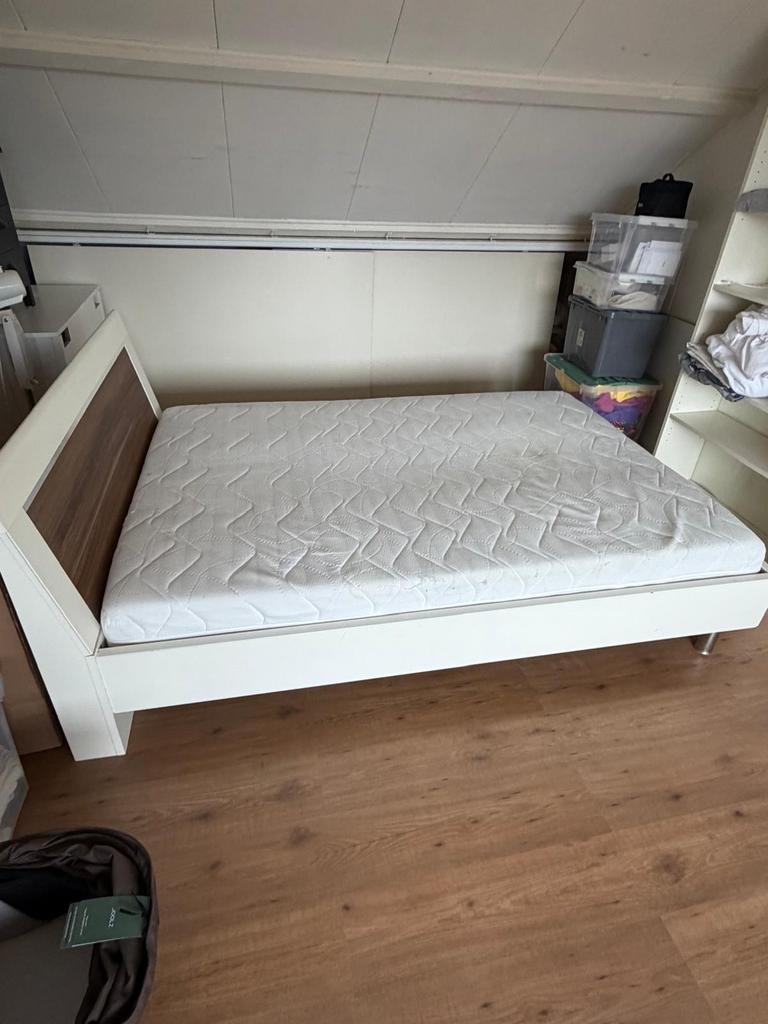 Tweepersoonsbed 140x200 met matras - Wolvega/Moergestel, Ophalen, Gebruikt, Wit, Tweepersoons