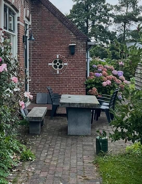 Gratis af te halen: Betonnen tuintafel (hol van binnen), Tuin en Terras, Tuintafels, Gebruikt, Rechthoekig, Overige materialen