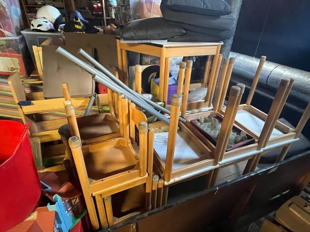 Partij schoolmeubilair: stoelen en tafels, Ophalen, Gebruikt, Bruin, Klassiek schoolmeubilair